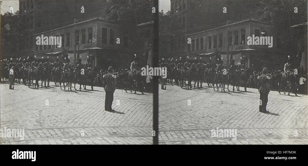 « Leichenbegängnis des Sultans » (le cortège funèbre du Sultan), capturé dans le contexte de la première Guerre mondiale, illustre un moment historique de deuil et de cérémonie pendant la période de guerre. Banque D'Images