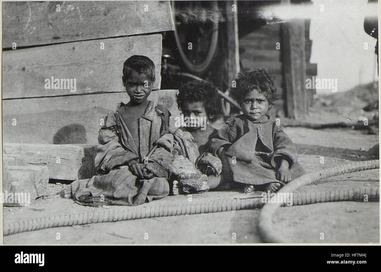 Cette œuvre d'art intitulée 'Bekleme, Zigeunerkinder' des collections Europeana représente des enfants du peuple rom pendant la première Guerre mondiale. Elle offre un aperçu poignant de leur vie au cours d'une période tumultueuse de l'histoire. Banque D'Images