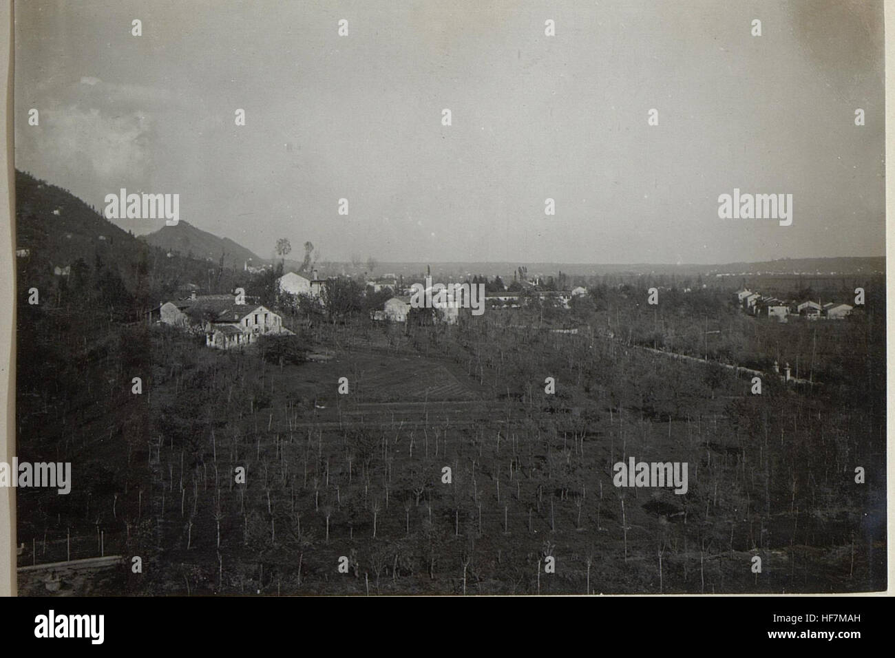 Cette vue de 1917 de l'église de Farra di Soligo en Italie capture le paysage pendant la première Guerre mondiale. L'image reflète les environs de la ville et donne un aperçu de l'impact de la guerre sur les villes rurales italiennes pendant le conflit. Banque D'Images
