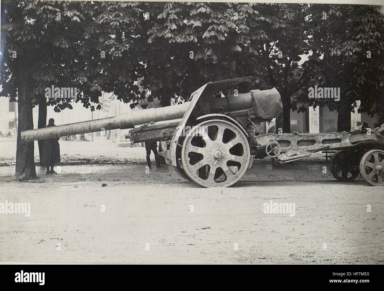 Le '15cm weittragende Motor-Haubitze' était un obusier motorisé allemand utilisé pendant la première Guerre mondiale cette pièce d'artillerie, une partie du Kriegsvermessung Abt. 13 unité, a joué un rôle clé dans les opérations d'artillerie lourde de l'armée allemande sur le front occidental pendant le conflit. Banque D'Images