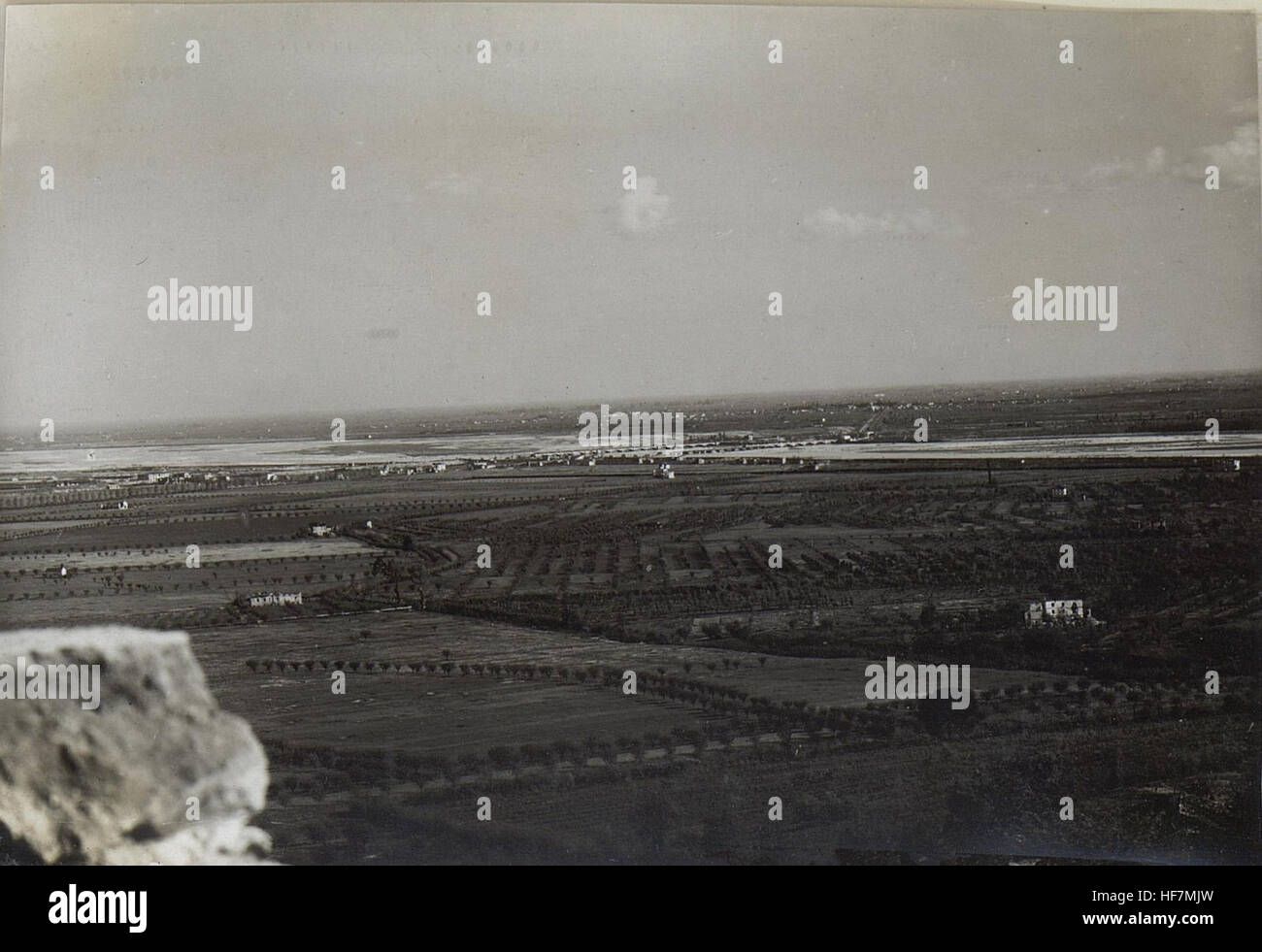 Cette photographie historique capture le pont de Nervesa, en Italie, pendant la première Guerre mondiale en mai 1918. L'image fait partie des collections européennes de la première Guerre mondiale, mettant en valeur le paysage militaire et l'infrastructure liée à la guerre de l'époque. Banque D'Images