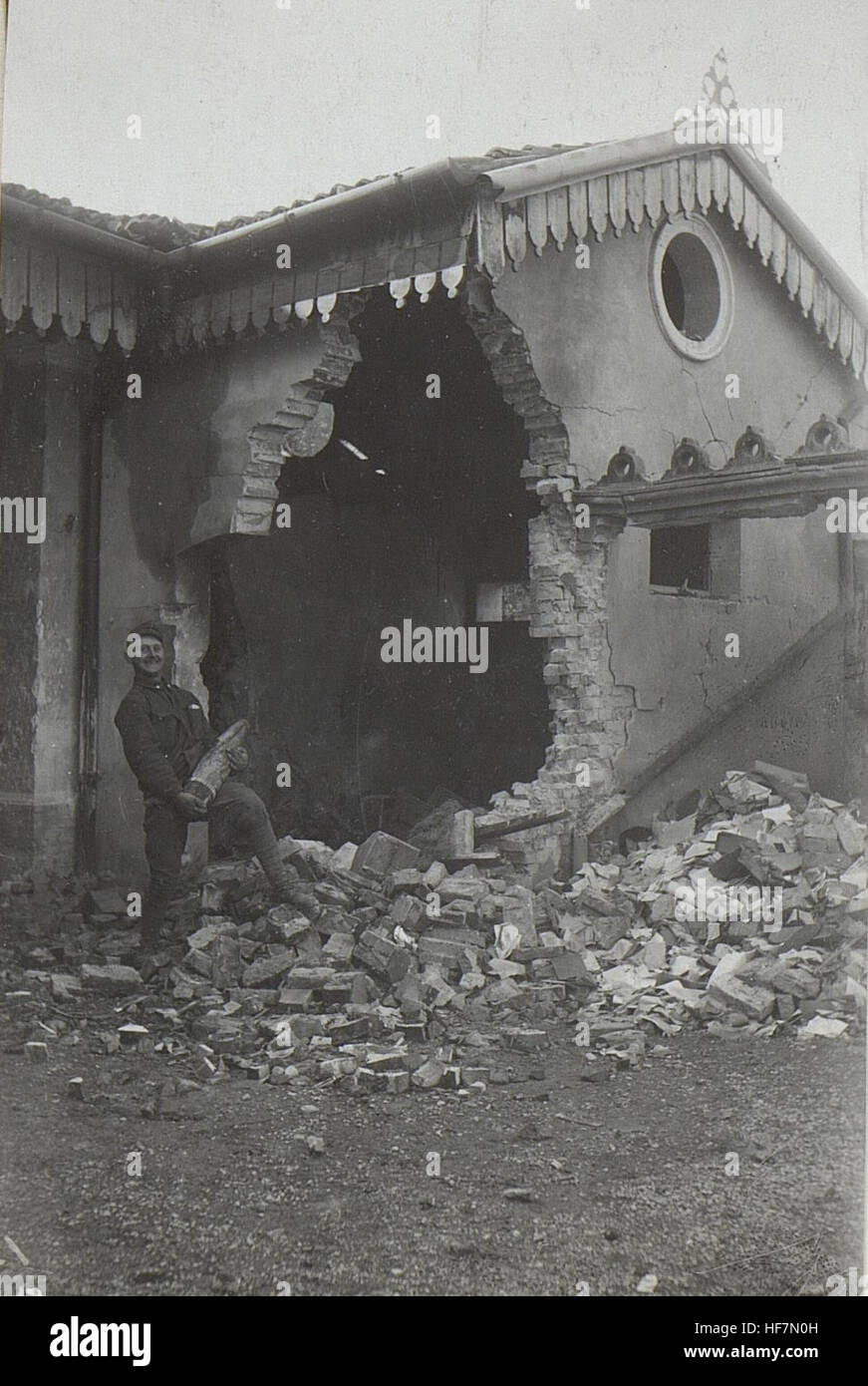 Cette photographie représente une maison détruite par un obus d'artillerie américain de 15 cm à Pieve di Soligo pendant la première Guerre mondiale. L'image fait partie de la collection Europeana, montrant les dégâts causés par l'artillerie pendant la guerre, en mettant l'accent sur les dommages causés aux infrastructures civiles. Banque D'Images