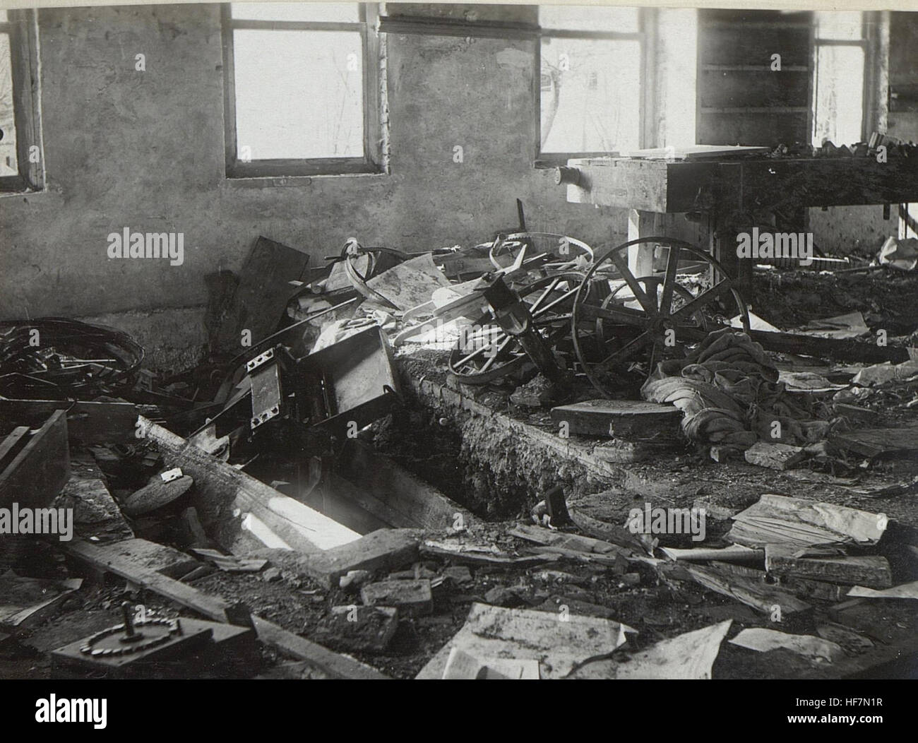'Zerstörte Tischlerei Vidor' est une photographie de la première Guerre mondiale des collections Europeana, documentant la destruction d'un atelier de menuiserie. L'image reflète la dévastation causée par la guerre et les efforts de l'unité d'arpentage militaire, Kriegsvermessung Abt. 13, pendant le conflit en 1914-1918. Banque D'Images