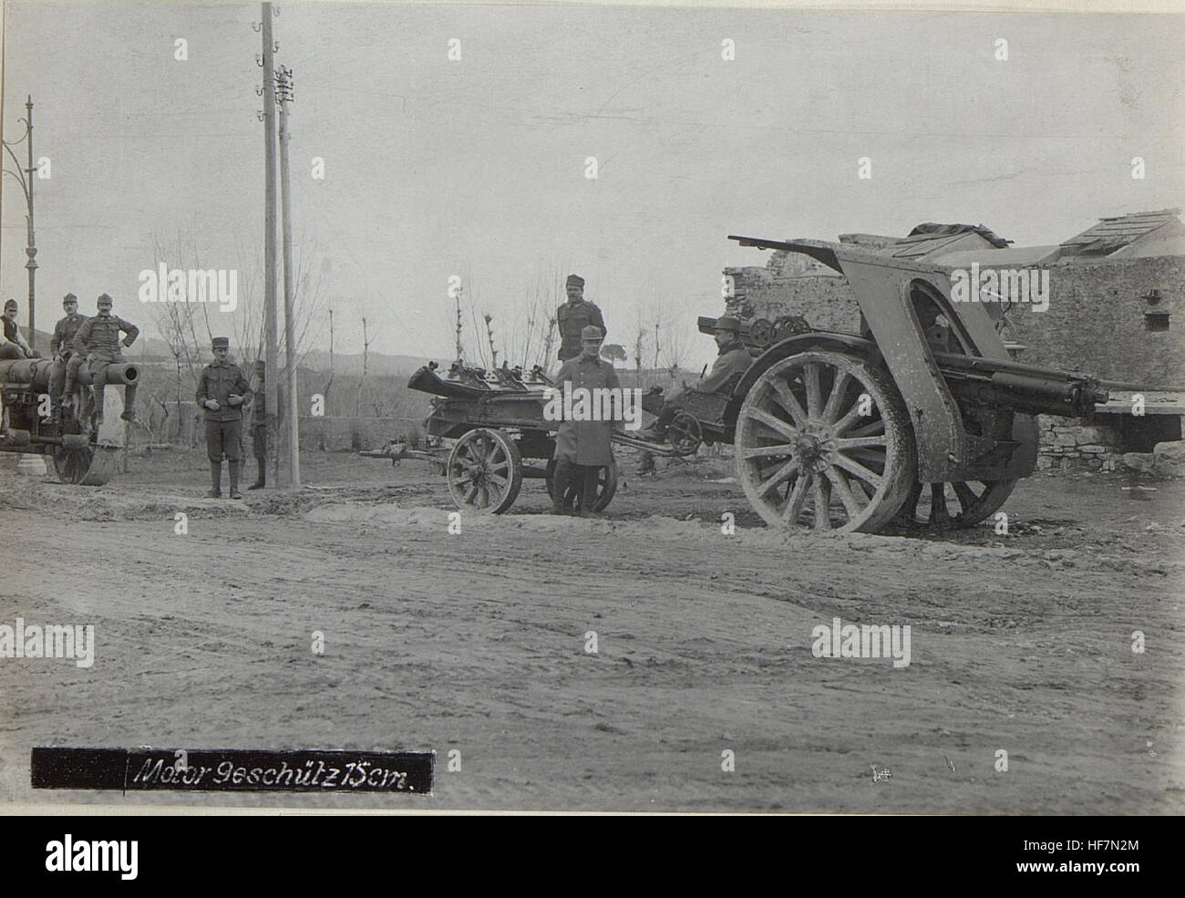 Le 'Motorgeschütz 15cm' est une pièce d'artillerie motorisée datant de la première Guerre mondiale, identifiée par le numéro de série 15667976. Il a été utilisé pour l'appui-feu à longue portée et la reconnaissance pendant la guerre. Banque D'Images