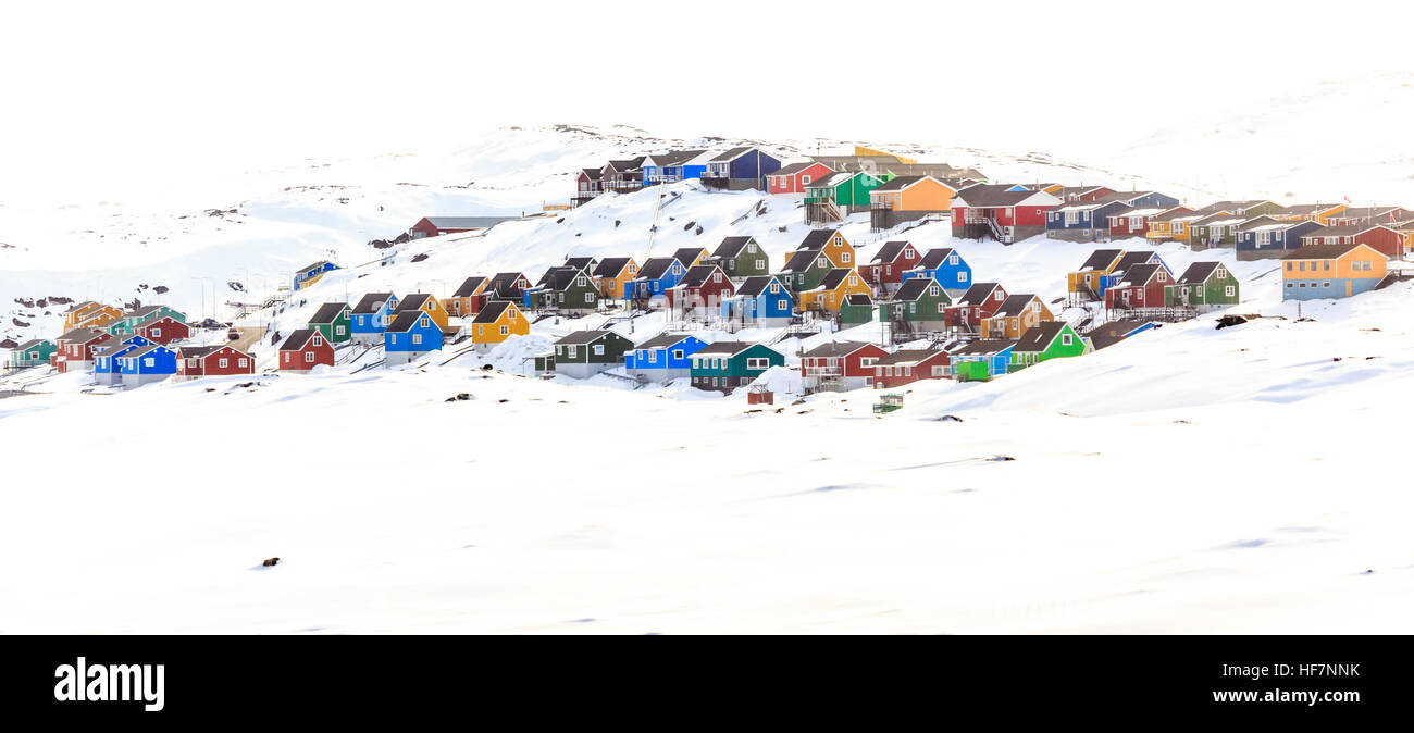 Cabines colorées sur la colline couverte de neige, Aasiaat, Groenland ville Banque D'Images