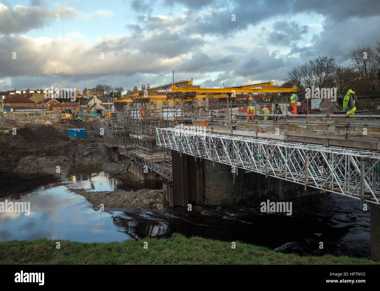 Les travaux se poursuivent sur le pont du 18ème siècle à Tadcaster qui s'est effondré dans la rivière Wharfe. Banque D'Images