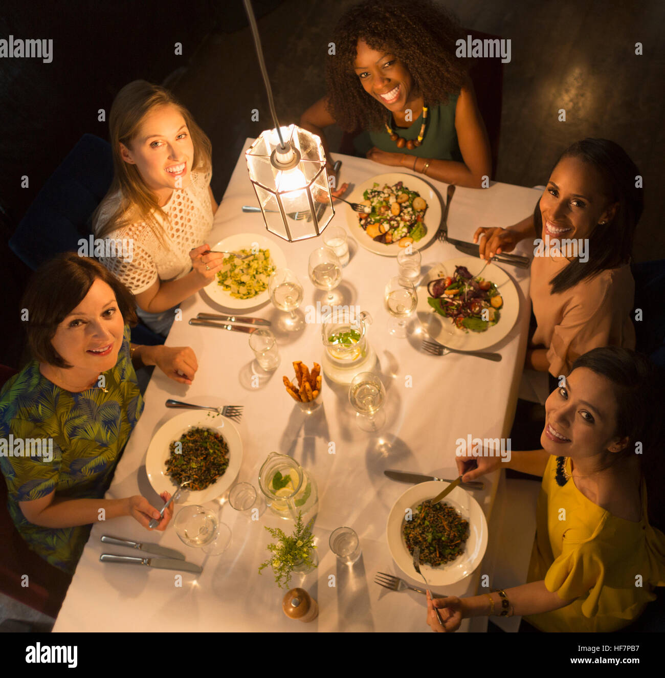 Portrait smiling women friends dîner au restaurant table Banque D'Images