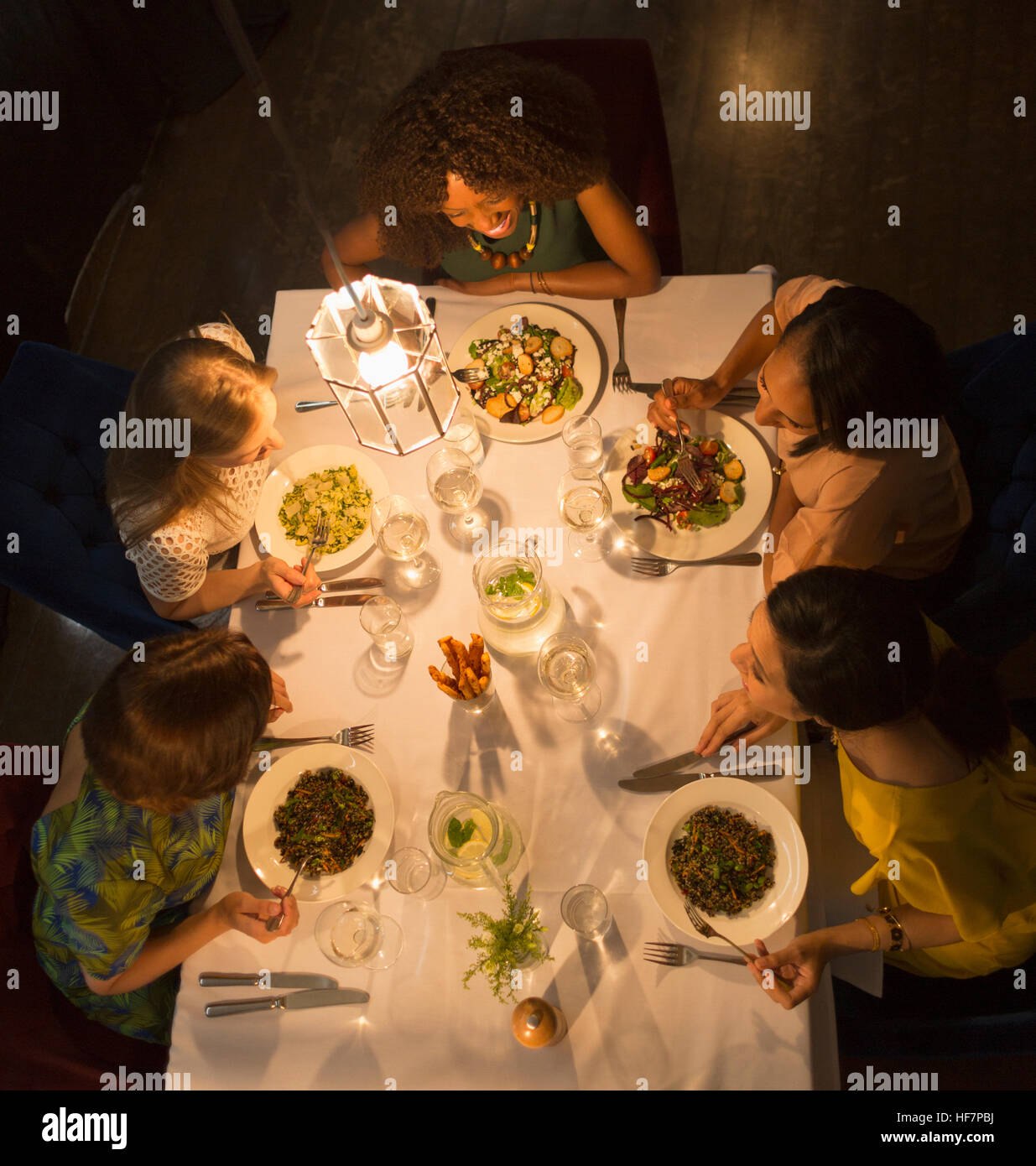 Les femmes amis parler et de dîner à la table de restaurant Banque D'Images