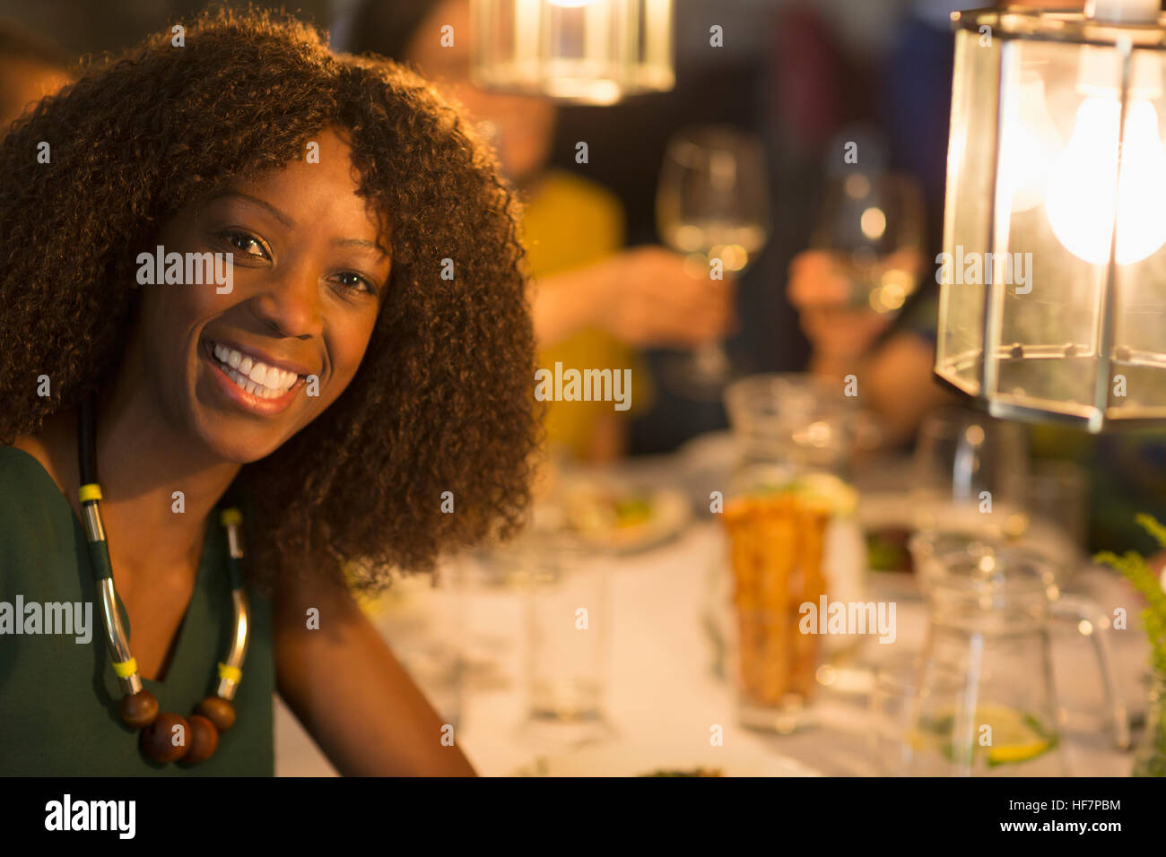 Portrait of smiling woman pour dîner entre amis restaurant Banque D'Images