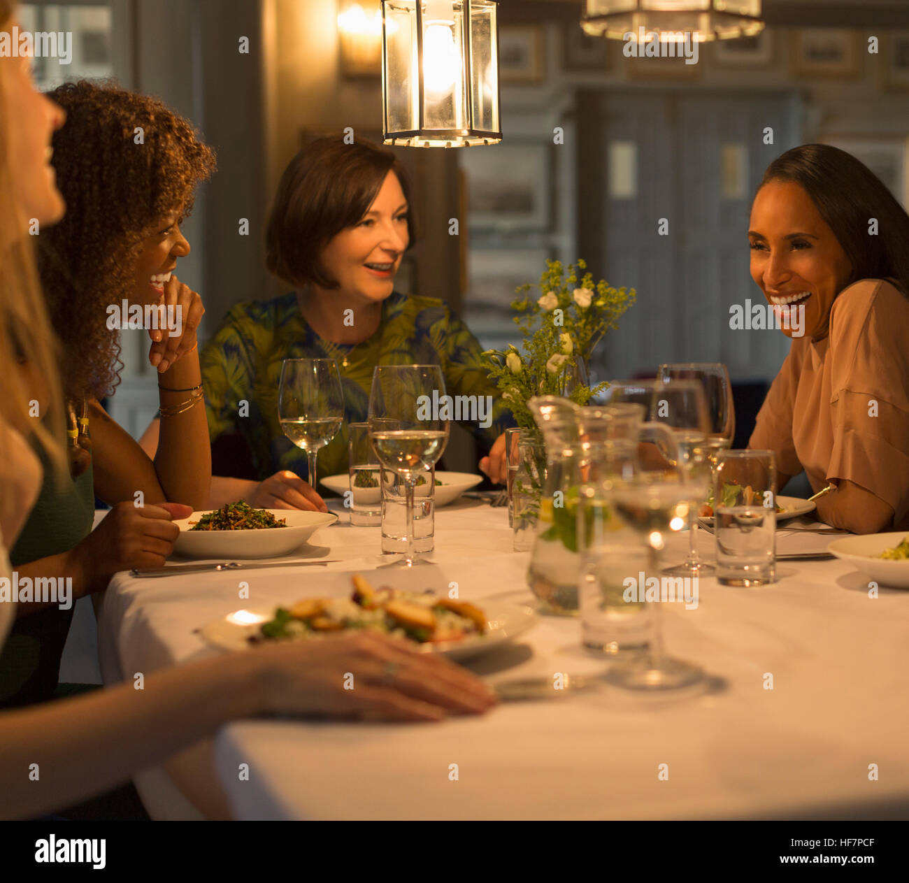 Les amis des femmes coin et de parler à table de restaurant Banque D'Images