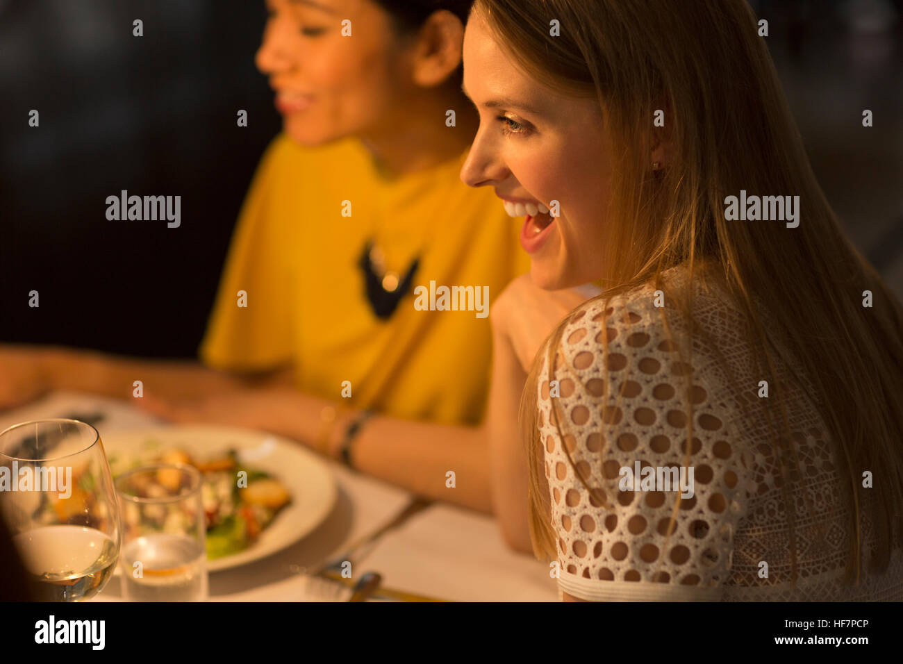 Smiling woman repas entre amis au restaurant table Banque D'Images