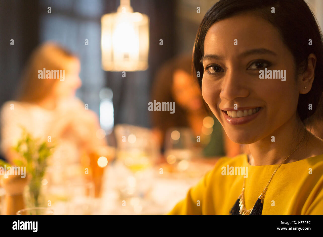 Close up portrait of smiling woman repas entre amis au restaurant table Banque D'Images