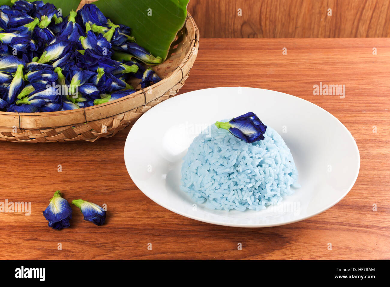 Faites la cuisson à partir de riz bleu Pois Papillon fleur (Clitoria ternatea L) dans le plat blanc. Le riz a une fleur parfumée et colorée et bon pour la santé. Banque D'Images