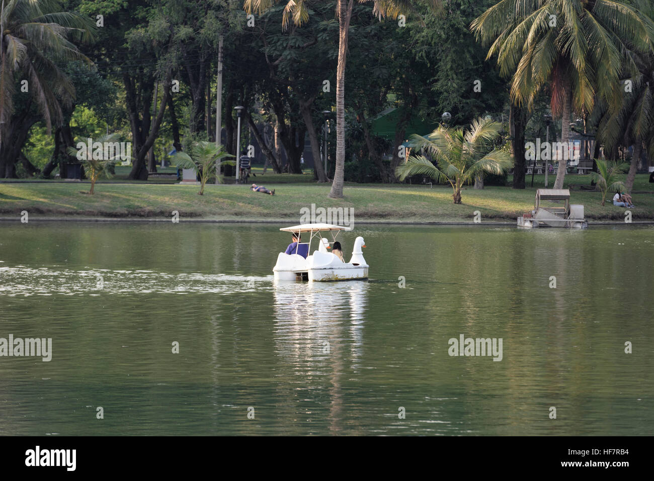 Bateau à aubes dans le lac, Lumpini Bangkok Banque D'Images