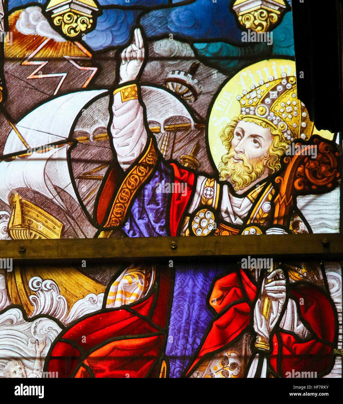 Vitrail représentant Saint Livinus et un navire par gros temps, dans la Cathédrale de Saint-bavon à Gand, Belgique. Banque D'Images