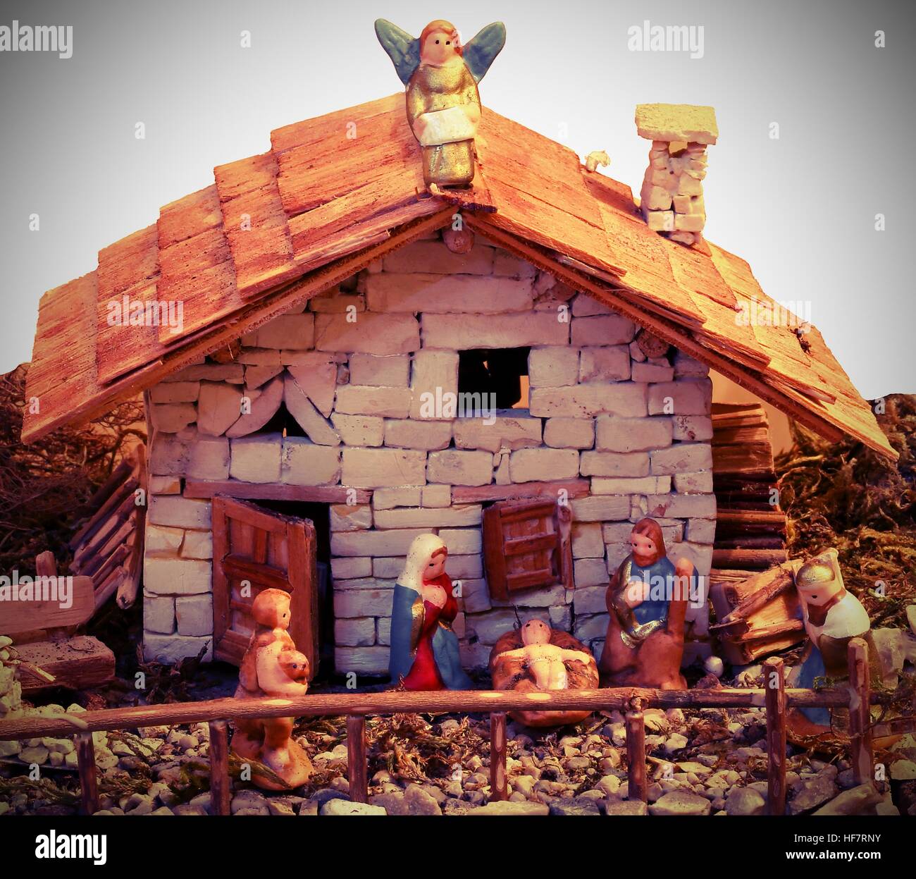 Crèche de Noël avec la sainte famille est une vieille maison en miniature Banque D'Images