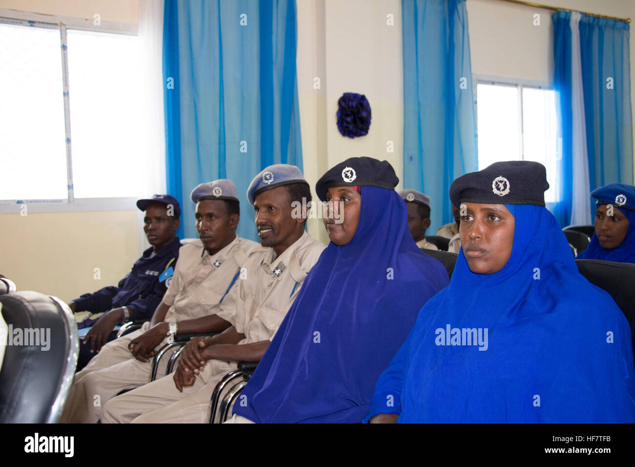 Des membres de la Force de police somalienne participent à un événement de police communautaire axé sur la lutte contre l’extrémisme violent à Baidoa, en Somalie, le 30 août 2016. L'événement visait à renforcer la collaboration entre la police et les communautés locales dans la prévention des activités extrémistes et la promotion de la paix dans la région. Banque D'Images