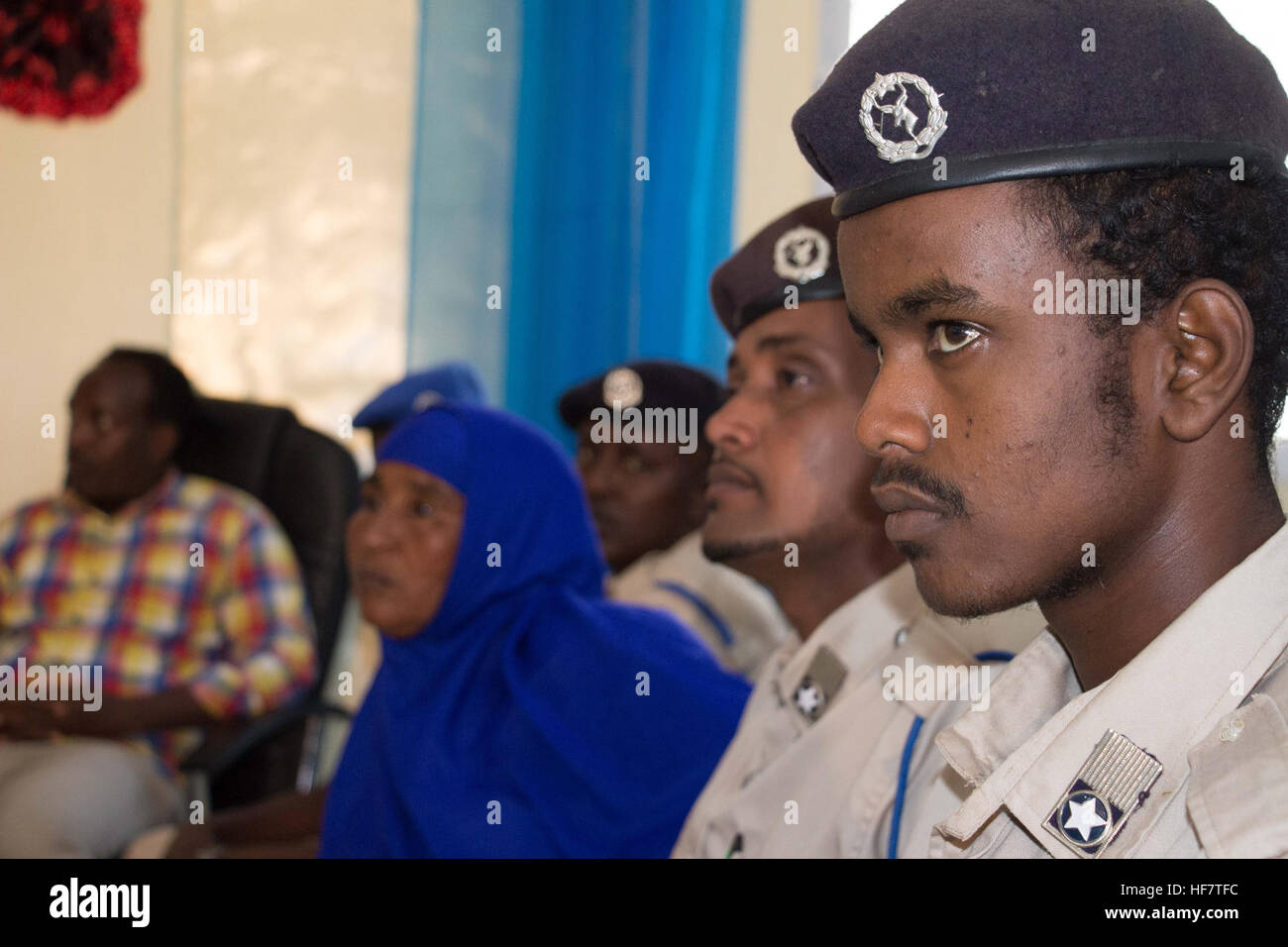 Le 30 août 2016, des membres des forces de police somaliennes ont assisté à une manifestation de police communautaire à Baidoa, en Somalie, axée sur les stratégies de lutte contre l’extrémisme violent et d’amélioration de la sécurité publique. Banque D'Images