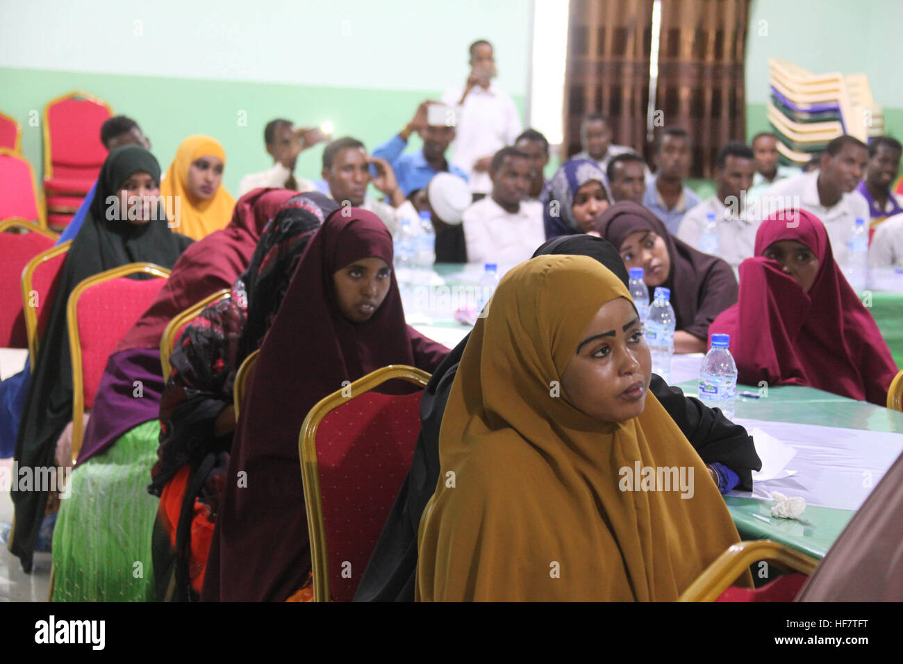 Le 31 août 2016, un événement de police communautaire a eu lieu à Beletweyne, en Somalie, pour discuter des stratégies de lutte contre l’extrémisme violent. L'événement a réuni des dirigeants locaux et des forces de l'ordre pour renforcer la sécurité communautaire. Photo de Ahmed Qeys. Banque D'Images