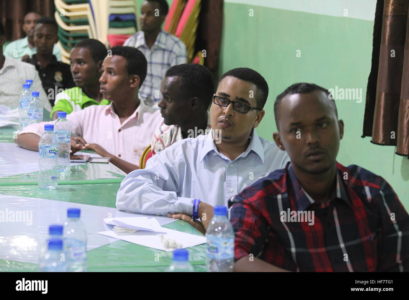Les participants se réunissent lors d’un événement de police communautaire à Beletweyne, en Somalie, le 31 août 2016, axé sur la lutte contre l’extrémisme violent. L’événement a réuni les autorités locales, les responsables de la sécurité et les membres de la communauté pour discuter des stratégies de prévention de la radicalisation et de promotion de la paix dans la région. AMISOM photo / Ahmed Qeys. Banque D'Images