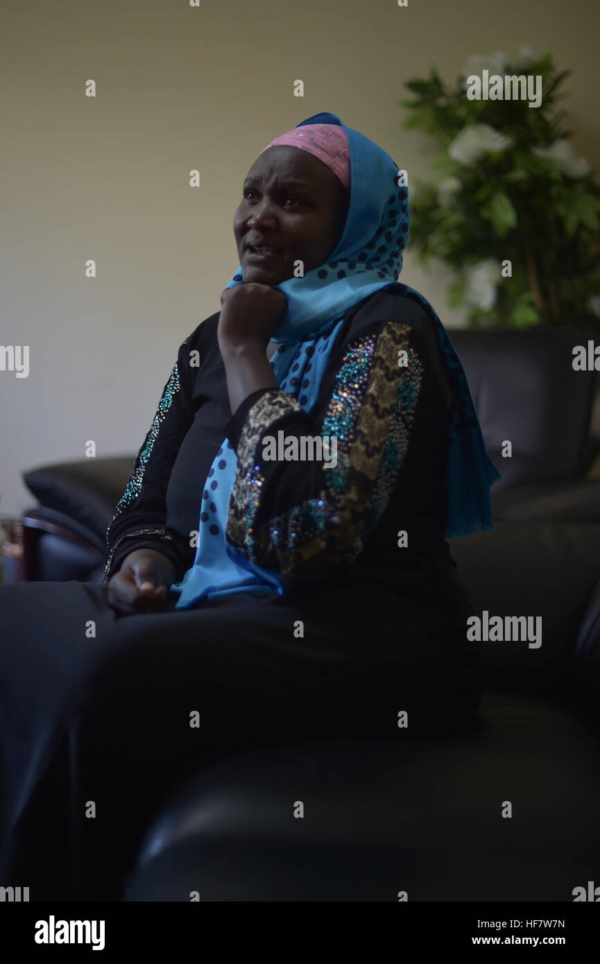 Le 31 octobre 2016, Loise Njoki, une otage kenyane détenue par des militants en Somalie depuis plus de deux ans, a partagé son épreuve à l'ambassade du Kenya à Mogadiscio. Elle devait retourner au Kenya pour retrouver sa fille et sa famille. / AMISOM photo / Tobin Jones Banque D'Images Le 31 octobre 2016, Loise Njoki, une otage kenyane détenue par des militants en Somalie depuis plus de deux ans, a partagé son épreuve à l'ambassade du Kenya à Mogadiscio. Elle devait retourner au Kenya pour retrouver sa fille et sa famille. / AMISOM photo / Tobin Jones Banque D'Images