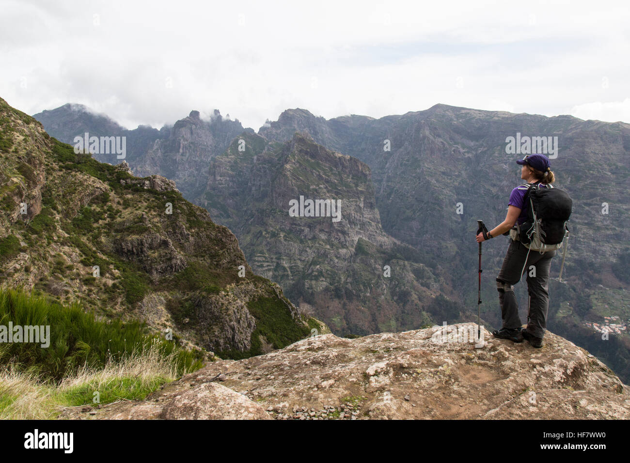 Le dirigeant d'une female hiker en regardant vers les crêtes du Pico do Arieiro dans les montagnes de Madère. Banque D'Images