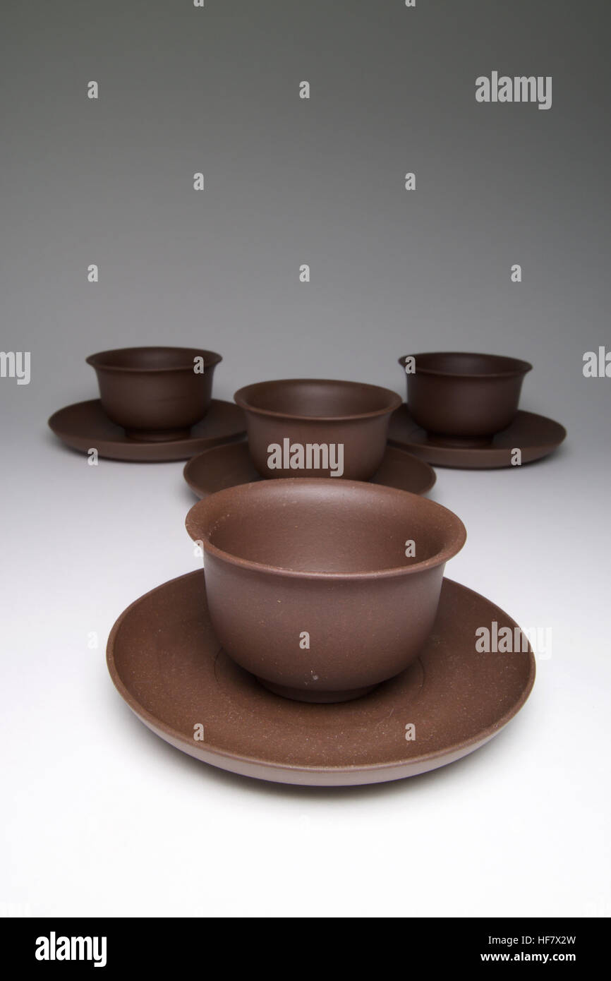 Ensemble de 4 bols à thé Yixing chinois vintage et de soucoupes volantes. Les bols mesurer 62mm de diamètre et les soucoupes 103mm de diamètre. Banque D'Images