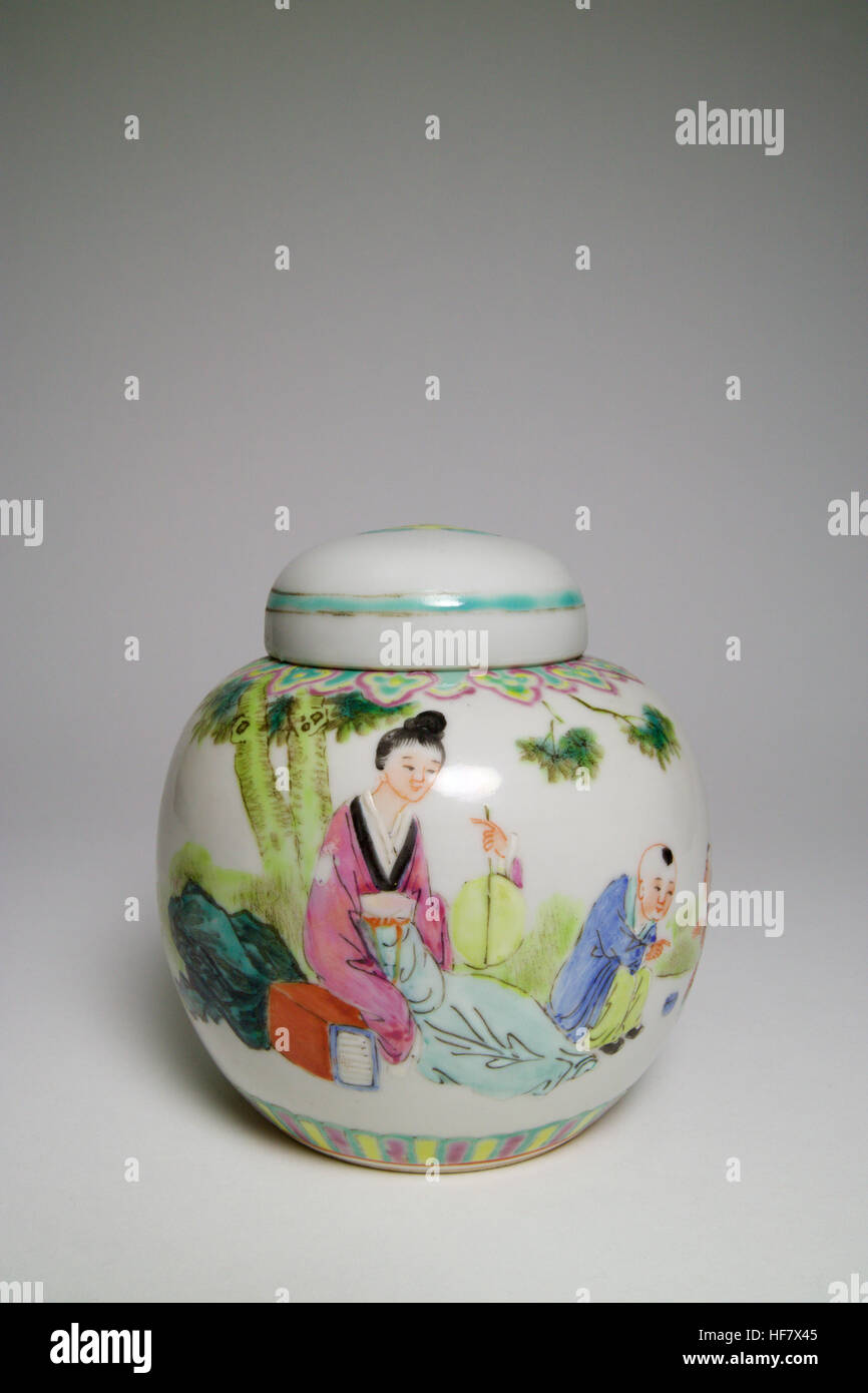 Vintage Chinese famille Rose porcelain pot et couvercle, peint avec une femme et des enfants dans un jardin, le couvercle avec la figure. Le pot et couvrir les ame Banque D'Images