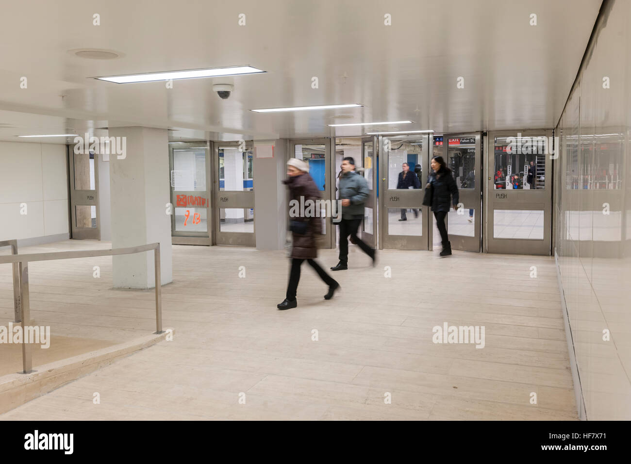 Les navetteurs et autres voyageurs passent par l'ouverture récente du World Trade Center passerelle à New York le lundi 19 décembre 2016. Le passage, qui relie la station de métro Chambers Street avec le WTC, Oculus et davantage sur la voie, est un vestige de l'original World Trade Center, détruit lors de l'attaque terroriste du 11 septembre 2001. La rampe et le plancher de travertin sont originales ainsi qu'une porte, marqués 'MATF1 9-13' indiquant la zone a été fouillée par la Massachusetts Task Force 1 de l'équipe de recherche et de sauvetage en milieu urbain le 13 septembre. (© Richard B. Levine Banque D'Images