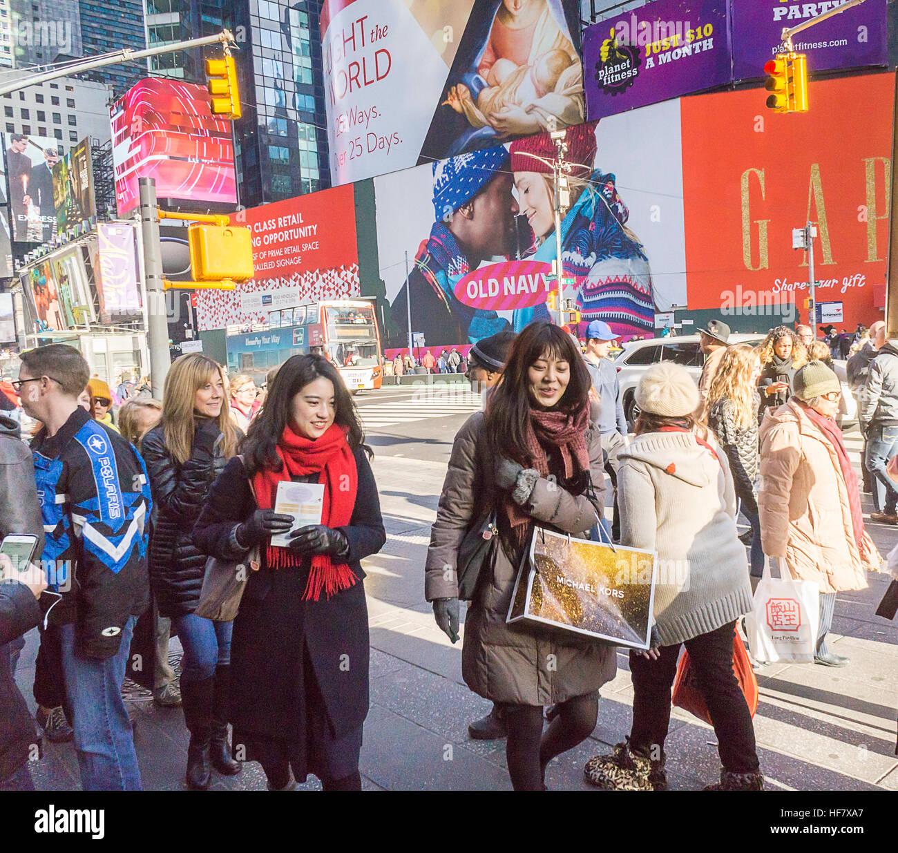 Shopping de dernière minute à New York vendredi, 23 décembre 2016. Aujourd'hui est la dernière journée pour faire des achats avant Noël. (© Richard B. Levine) Banque D'Images