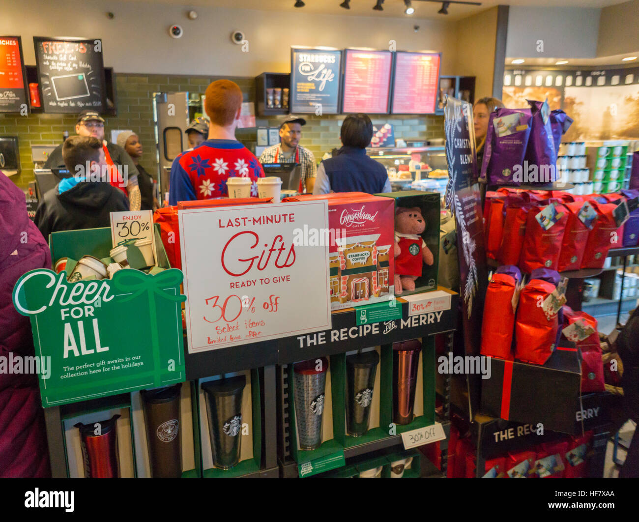 Les travailleurs de Starbucks au cours de la première journée de l'évènement promotionnel Cheer Starbucks à New York, le vendredi, Décembre 23, 2016. Pour les 10 jours, sauf le jour de Noël, Starbucks est loin de donner un grand verre d'espresso de votre choix entre 1 et 2h00 au tour de choix de 100 magasins à travers le pays. (© Richard B. Levine) Banque D'Images