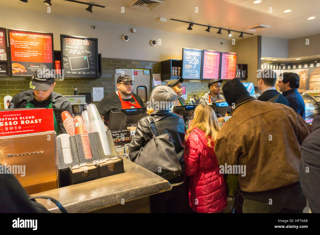 Les travailleurs de Starbucks au cours de la première journée de l'évènement promotionnel Cheer Starbucks à New York, le vendredi, Décembre 23, 2016. Pour les 10 jours, sauf le jour de Noël, Starbucks est loin de donner un grand verre d'espresso de votre choix entre 1 et 2h00 au tour de choix de 100 magasins à travers le pays. (© Richard B. Levine) Banque D'Images