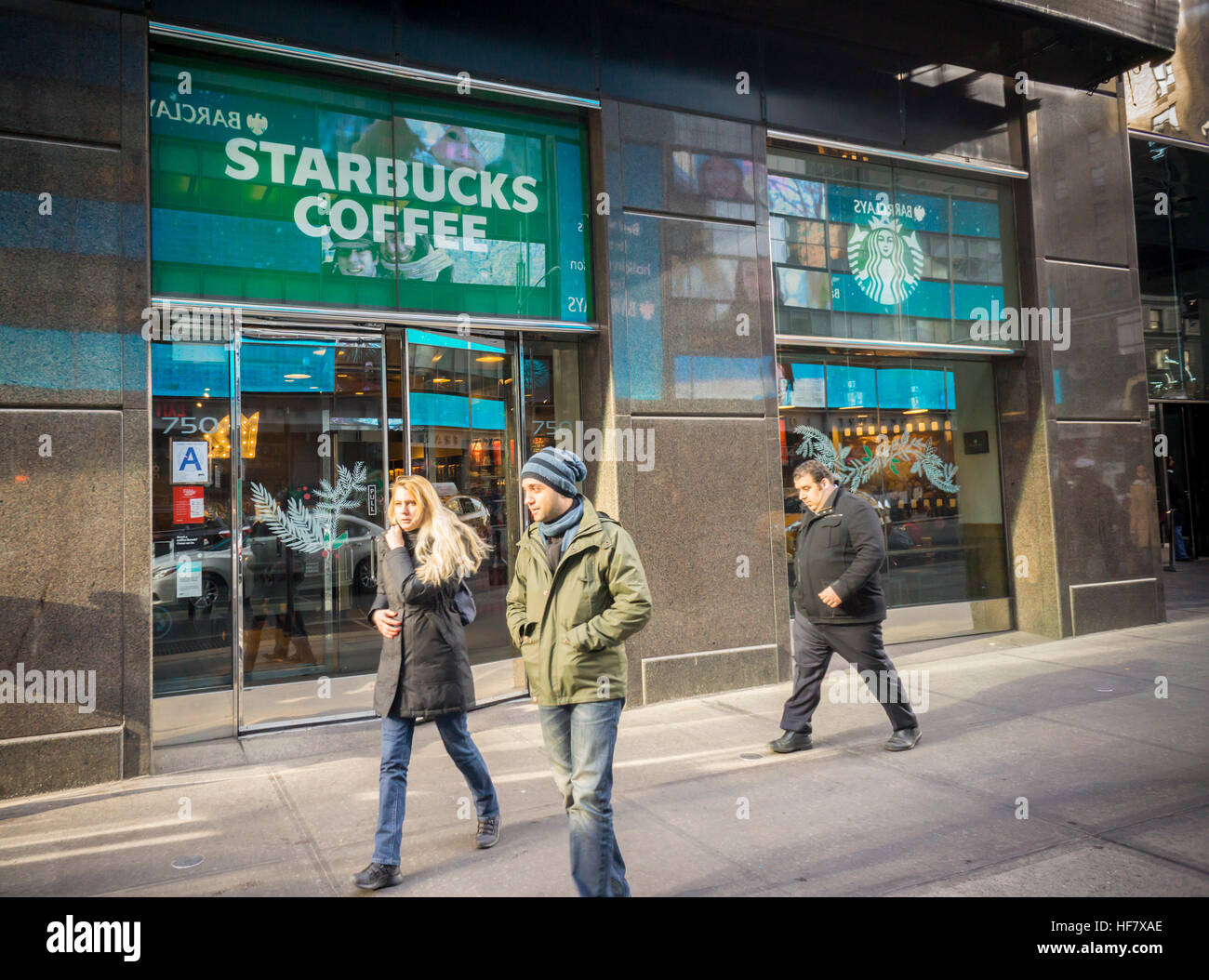 De l'extérieur d'un Starbucks pendant le premier jour de l'événement promotionnel Cheer Starbucks à New York, le vendredi, Décembre 23, 2016. Pour les 10 jours, sauf le jour de Noël, Starbucks est loin de donner un grand verre d'espresso de votre choix entre 1 et 2h00 au tour de choix de 100 magasins à travers le pays. (© Richard B. Levine) Banque D'Images
