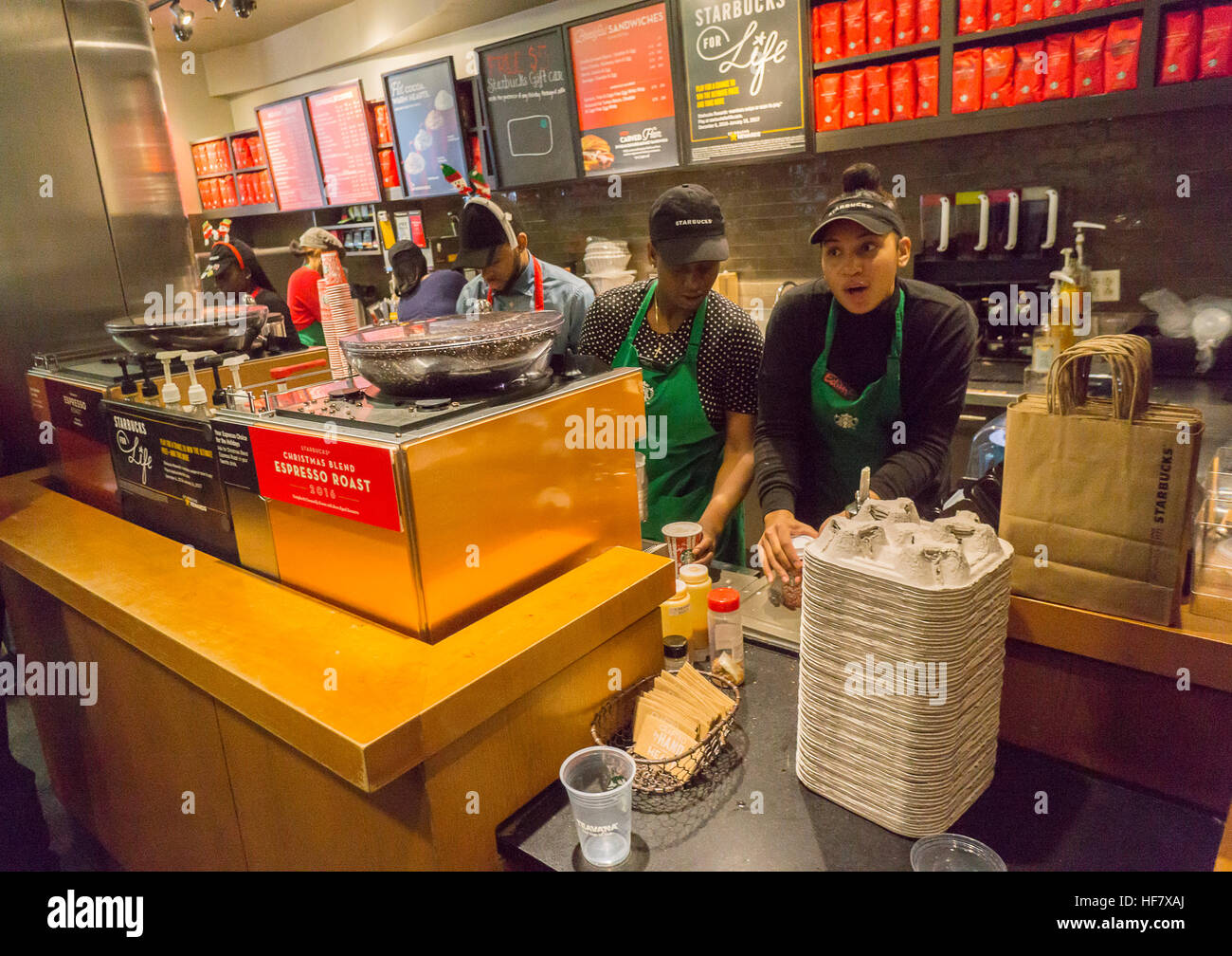 Espresso Starbucks baristas occupés à faire des boissons pendant le premier jour de l'événement promotionnel Cheer Starbucks à New York, le vendredi, Décembre 23, 2016. Pour les 10 jours, sauf le jour de Noël, Starbucks est loin de donner un grand verre d'espresso de votre choix entre 1 et 2h00 au tour de choix de 100 magasins à travers le pays. (© Richard B. Levine) Banque D'Images