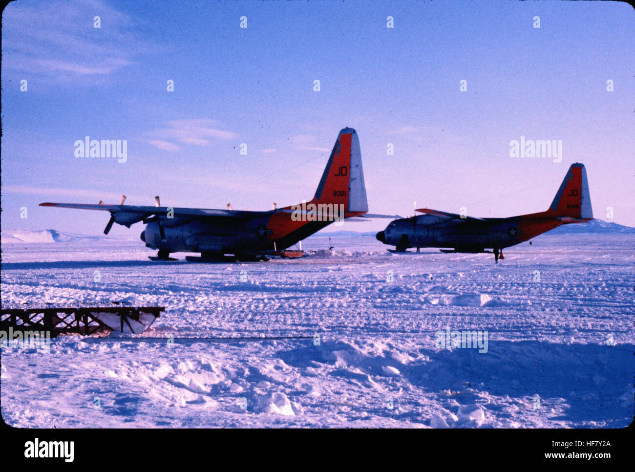 Un avion C-135 Hercules à skis est photographié à la station McMurdo, en Antarctique, prêt à décoller pendant la saison printemps/été Antarctique, préparé pour des vols vers le pôle Sud. Banque D'Images