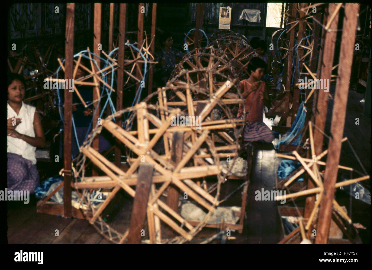 Des bobines de soie siamoise sont exposées dans une usine de tissu à Bangkok, en Thaïlande. L'image met en évidence la production de soie, une industrie importante en Thaïlande, en particulier au début du XXe siècle. Banque D'Images