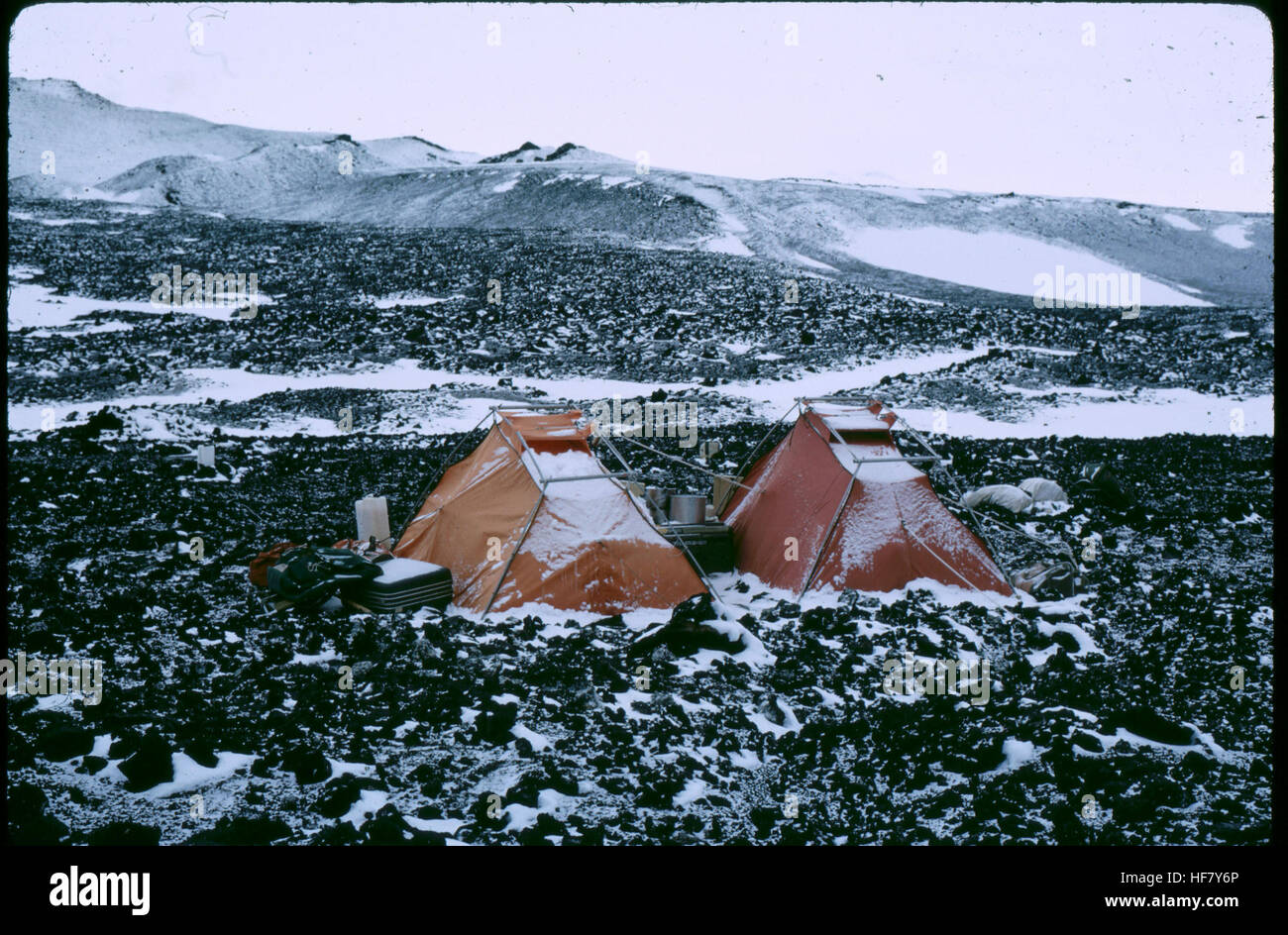 Une photographie montrant des tentes utilisées par les scientifiques pendant l'été antarctique, donnant un aperçu des conditions difficiles et des conditions de vie temporaires pour ceux qui mènent des recherches en Antarctique. Banque D'Images
