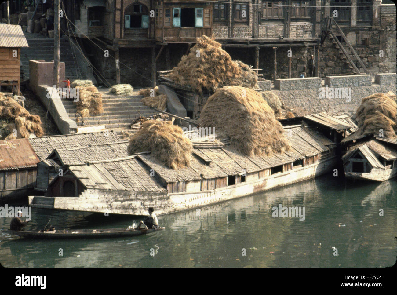 Péniches à la rivière Jhelum Srinagar, au Cachemire, en Inde. Banque D'Images