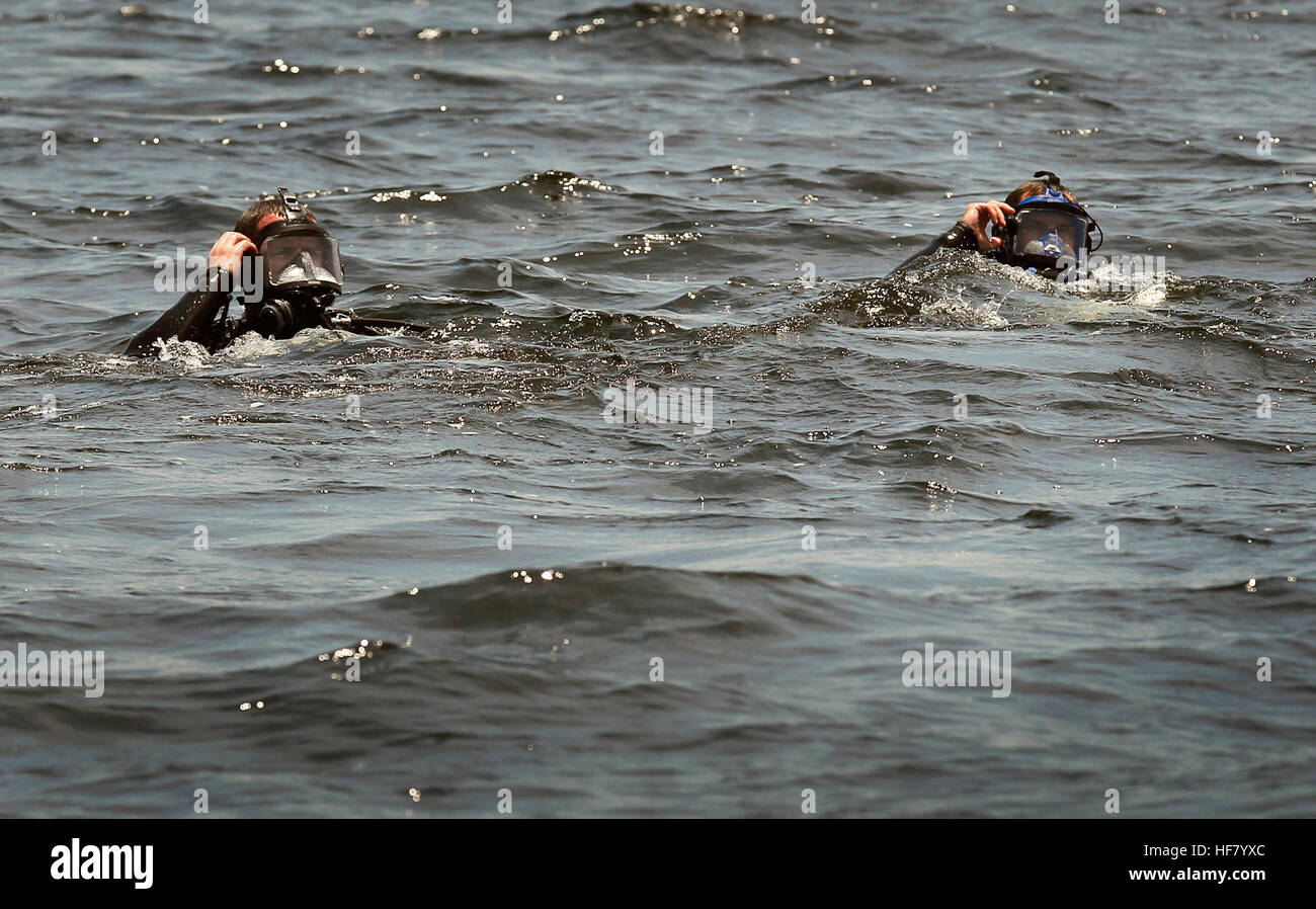 Deux U.S. Border Patrol BORSTAR surface plongeurs après avoir localisé une maquette de contrebande paquet jeté par-dessus bord d'un bateau quelques instants plus tôt dans le cadre de la formation de recherche et de récupération à Panama City, Floride, le 26 mai 2016. par Glenn Fawcett Banque D'Images Deux U.S. Border Patrol BORSTAR surface plongeurs après avoir localisé une maquette de contrebande paquet jeté par-dessus bord d'un bateau quelques instants plus tôt dans le cadre de la formation de recherche et de récupération à Panama City, Floride, le 26 mai 2016. par Glenn Fawcett Banque D'Images