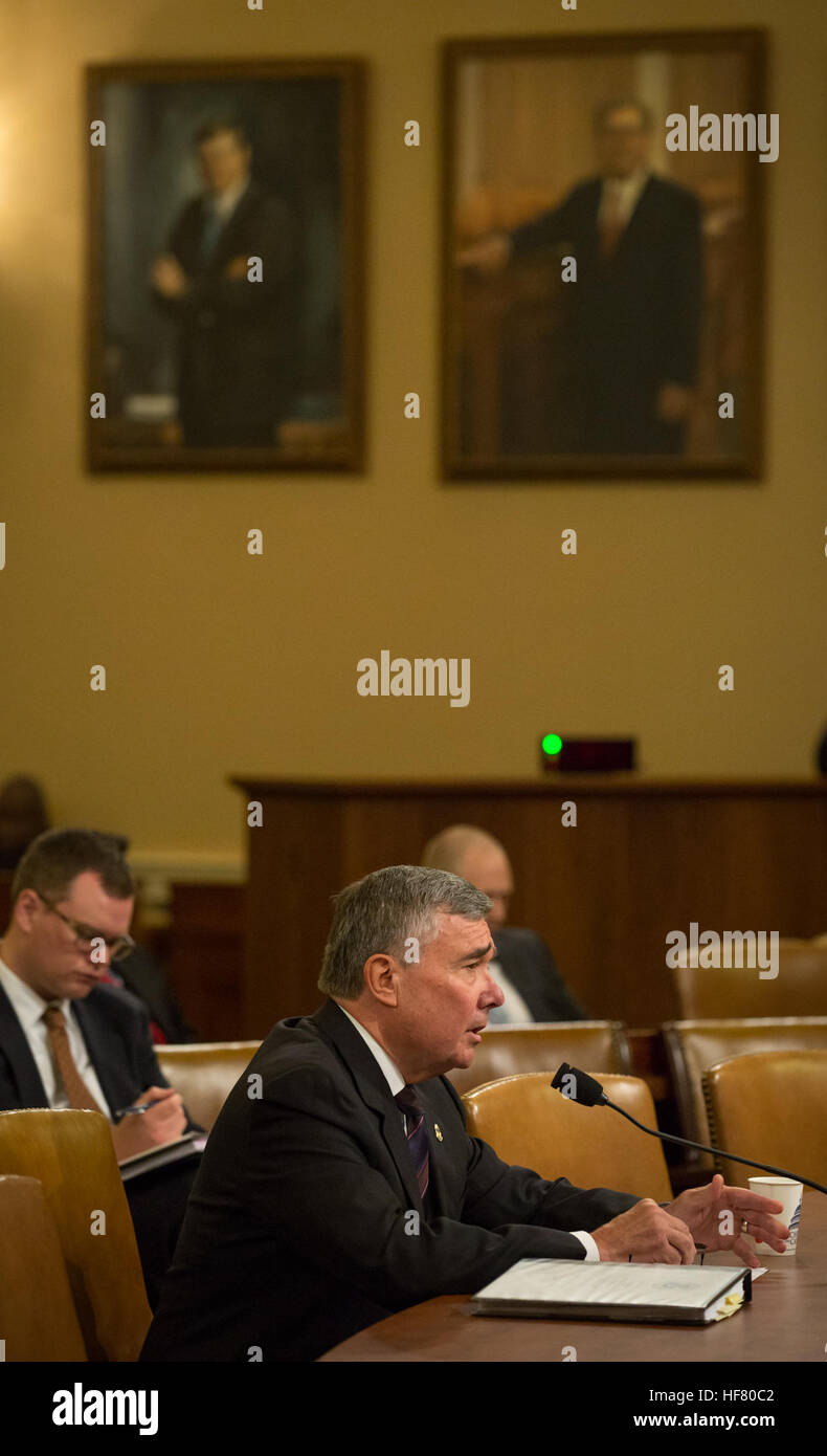 R. Gil Kerlikowske commissaire du CBP témoigne devant le comité des voies et moyens sur l'application et la mise en œuvre de la facilitation du commerce et la Loi sur l'application de 2015 à Washington D.C. photo de James Tourtellotte. Banque D'Images