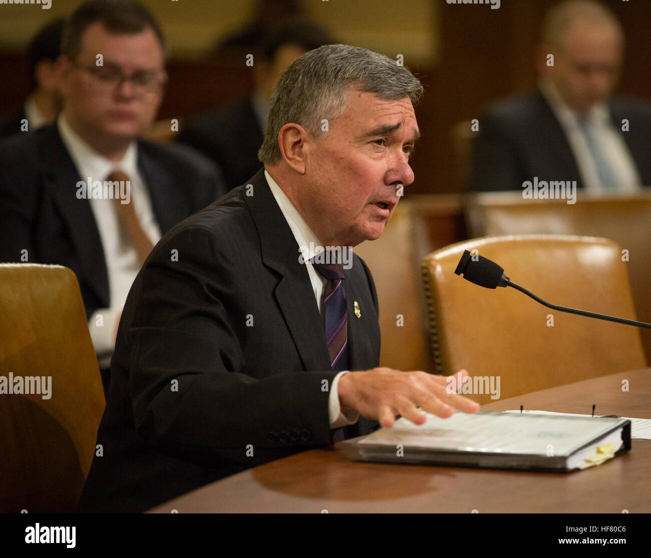 R. Gil Kerlikowske commissaire du CBP témoigne devant le comité des voies et moyens sur l'application et la mise en œuvre de la facilitation du commerce et la Loi sur l'application de 2015 à Washington D.C. photo de James Tourtellotte. Banque D'Images