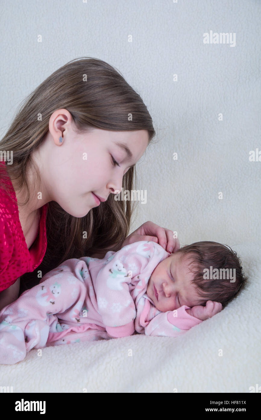 Douze jours vieux bébé fille avec son cousin de 11 ans Photo Stock - Alamy