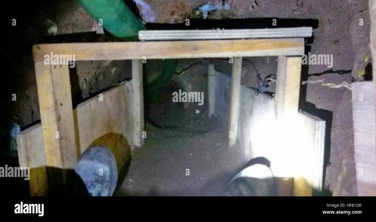 TUCSON, Arizona, Tucson - Privé agents de patrouille frontalière a participé à un groupe binational de l'inspection d'un système de drainage sous la frontière de Nogales, près du port d'entrée DeConcini, le 26 août après les officiels mexicains est devenu méfiant d'une ouverture située dans un cimetière à Nogales, Sonora, Mexique. Le tunnel inachevé connecté Nogales, Sonora, Mexique, avec Nogales, Arizona) Photo fournie par : U.S. Customs and Border Protection Banque D'Images