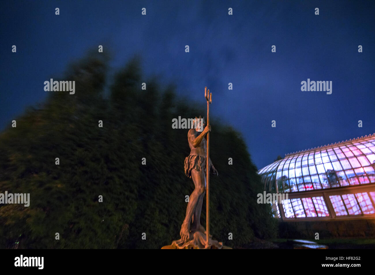 Statue de Neptune (Poseidon) dans la nuit Banque D'Images
