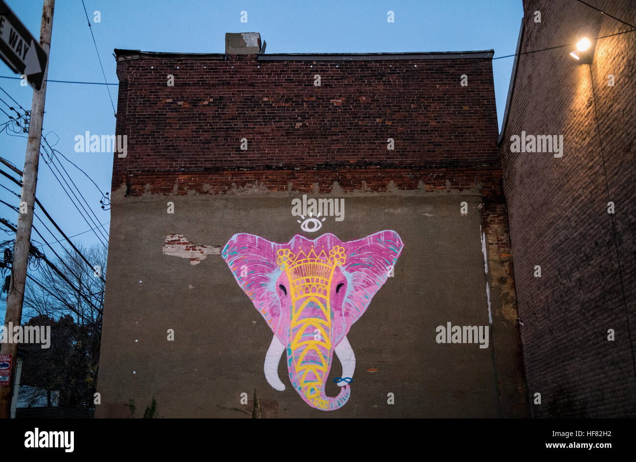 Un Elephant Rose Va Dans La Mer Rouge A pink elephant Banque de photographies et d'images à haute résolution -  Alamy