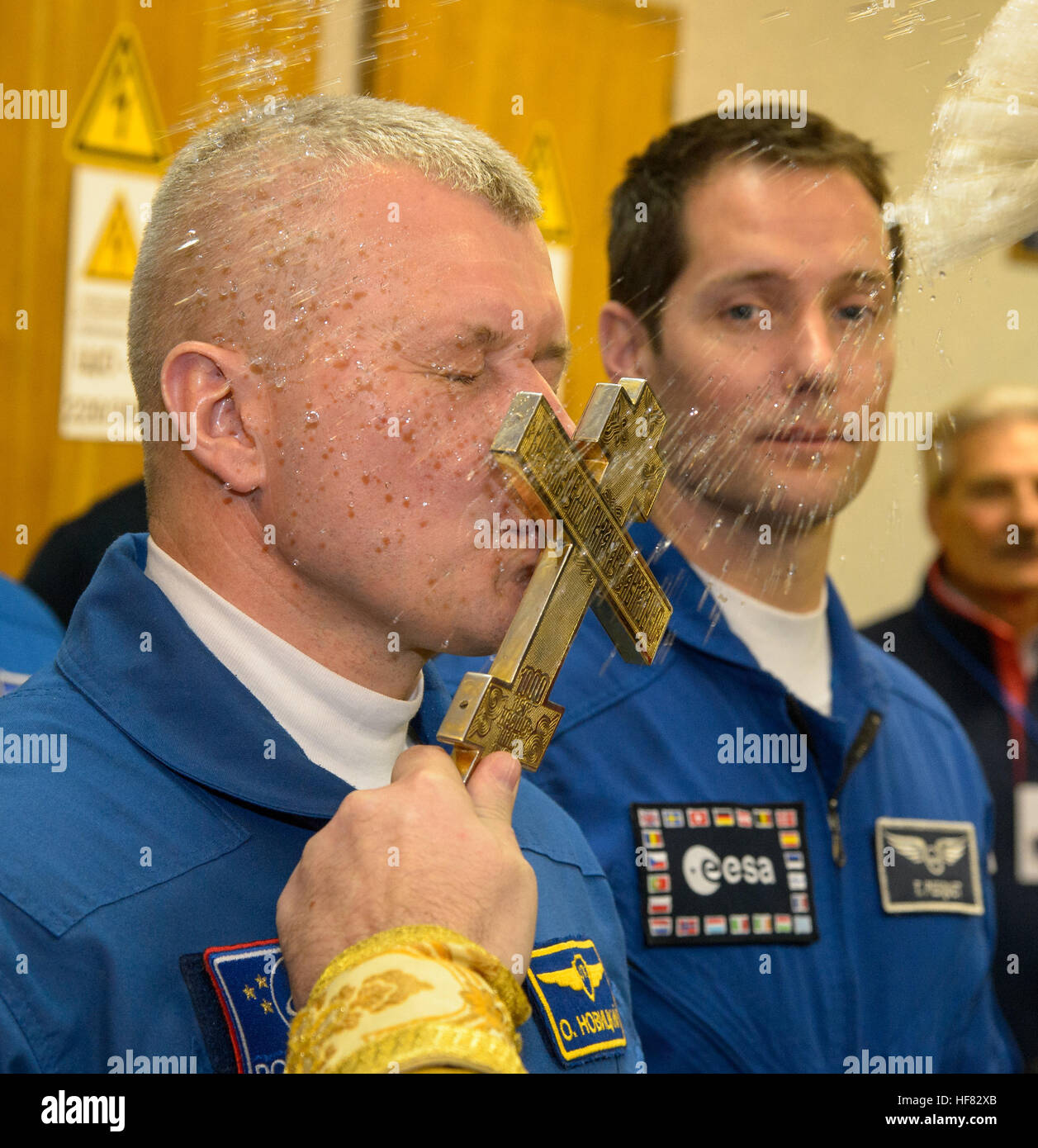 Le cosmonaute russe Oleg Novitskiy reçoit une bénédiction traditionnelle d'un prêtre orthodoxe russe avant son départ pour le cosmodrome de Baïkonour. Novitskiy, avec l'astronaute de la NASA Peggy Whitson et l'astronaute de l'ESA Thomas Pesquet, se prépare pour une mission de six mois à destination de la Station spatiale internationale. Banque D'Images