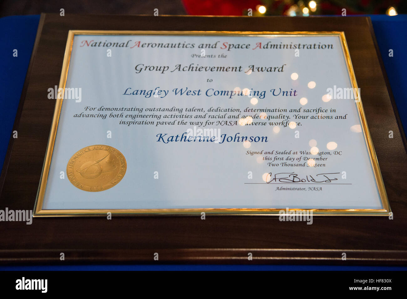 "Les droits de l'ordinateur de la NASA" Katherine Johnson's award est vu avant une réception pour honorer les membres de la région de l'Ouest Division Ordinateurs de Langley Research Center le Jeudi, Décembre 1, 2016, à la Virginia Air and Space Center à Hampton, VA. Par la suite, les invités ont assisté à la première de "Chiffres cachés" un film qui stars Taraji P. Henson que Katherine Johnson, le mathématicien, physicien américain africain, et de l'espace scientifique, qui a calculé les trajectoires de vol de John Glenn's premier vol orbital en 1962. Aubrey Gemignani) Banque D'Images