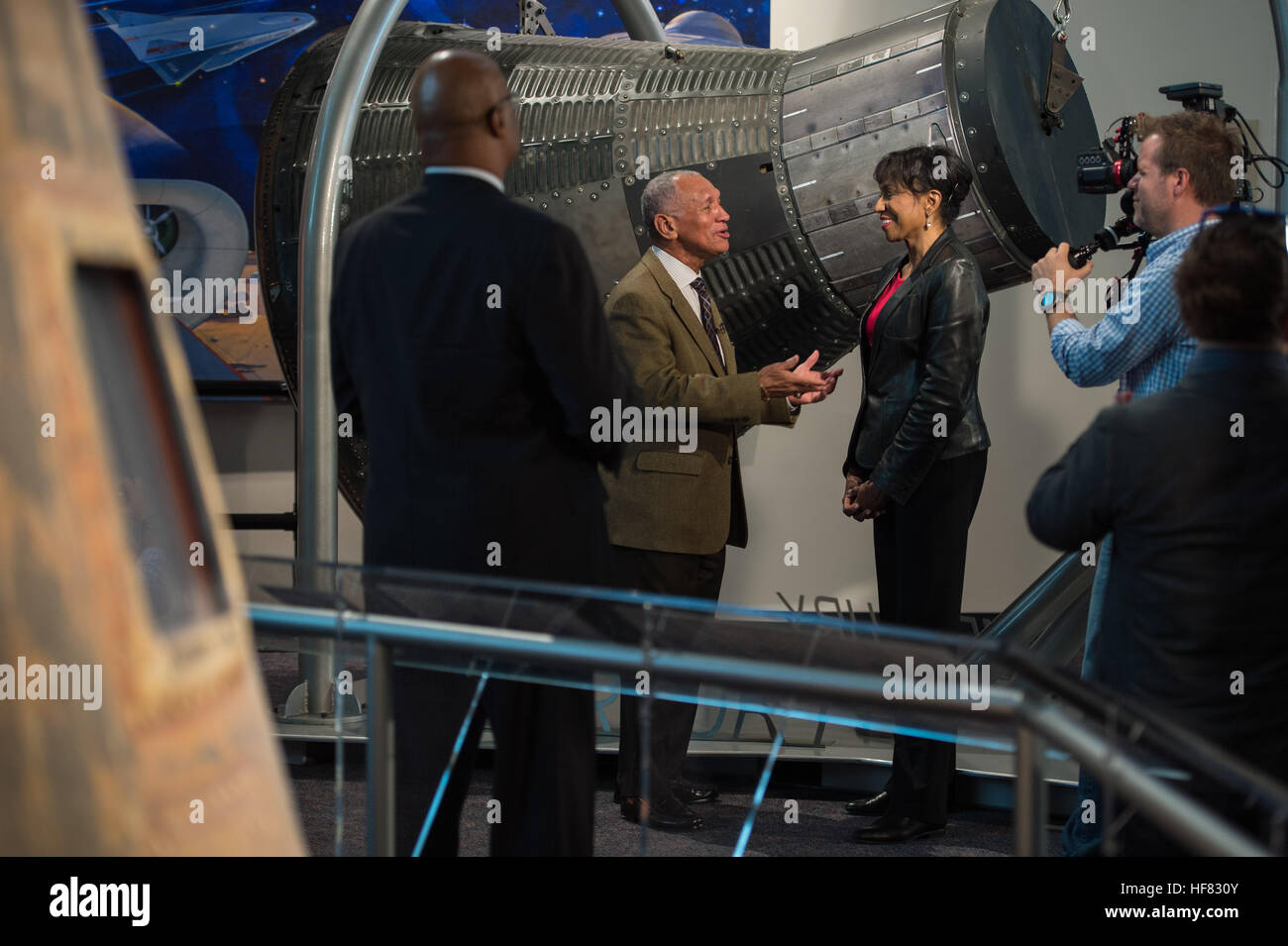 L'administrateur de la NASA Charles Bolden est interviewé par les médias lors de la réception en l'honneur de la NASA "les ordinateurs" le Jeudi, Décembre 1, 2016, à la Virginia Air and Space Center à Hampton, VA. Par la suite, les invités ont assisté à la première de "Chiffres cachés" un film qui stars Taraji P. Henson que Katherine Johnson, le mathématicien, physicien américain africain, et de l'espace scientifique, qui a calculé les trajectoires de vol de John Glenn's premier vol orbital en 1962. Vous y trouverez aussi Octavia Spencer comme Dorothy Vaughan et Janelle Monae comme Mary Jackson, Johnson, collègues de la segrega Banque D'Images