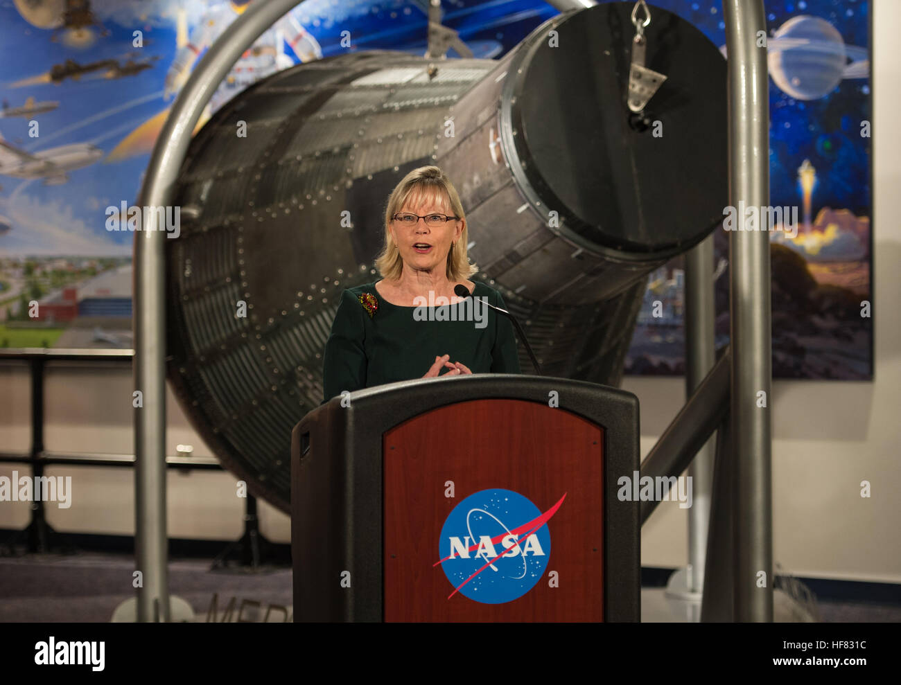 Spécialiste des relations avec les médias de la NASA, Katherine Barnstorff, introduit l'administrateur de la NASA Charles Bolden lors de la réception en l'honneur de la NASA "les ordinateurs" le Jeudi, Décembre 1, 2016, à la Virginia Air and Space Center à Hampton, VA. Par la suite, les invités ont assisté à la première de "Chiffres cachés" un film qui stars Taraji P. Henson que Katherine Johnson, le mathématicien, physicien américain africain, et de l'espace scientifique, qui a calculé les trajectoires de vol de John Glenn's premier vol orbital en 1962. Vous y trouverez aussi Octavia Spencer comme Dorothy Vaughan et Janelle Monae comme Mary Ja Banque D'Images