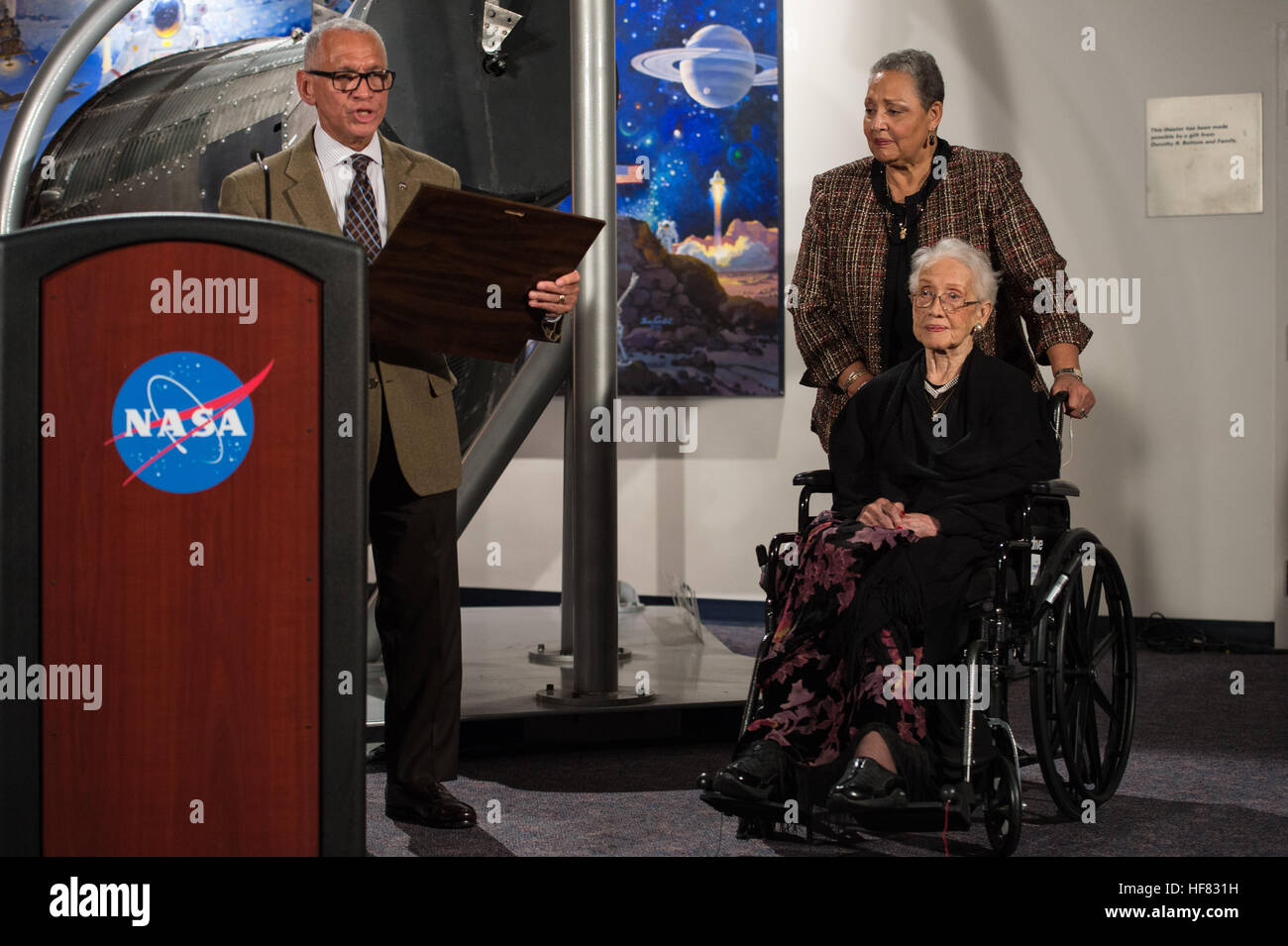 L'administrateur de la NASA Charles Bolden présente un prix à Katherine Johnson, le mathématicien, physicien américain africain, et de l'espace scientifique, qui a calculé les trajectoires de vol de John Glenn's premier vol orbital en 1962, lors de la réception en l'honneur des membres de la région de l'Ouest division ordinateurs distincts de Langley Research Center le Jeudi, Décembre 1, 2016, à la Virginia Air and Space Center à Hampton, VA. Par la suite, les invités ont assisté à la première de "Chiffres cachés" un film qui stars Taraji P. Henson que Katherine Johnson, Octavia Spencer comme Dorothy Vaughan et Janelle Monae comme Mar Banque D'Images